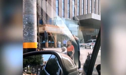  长发|女儿长发及腰，父亲帮盘发却挡住路口，司机等了五分钟也没催