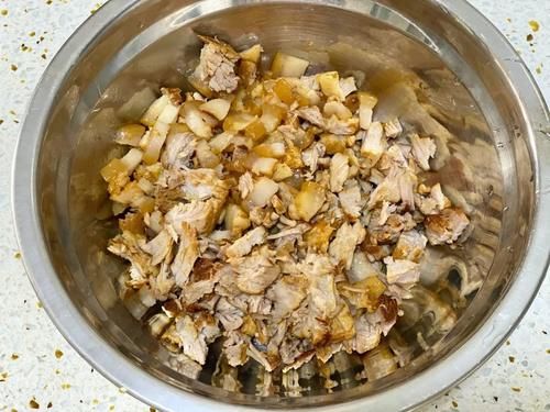  不腻|两片饼子夹着肉，酱汁外溢，爽而不腻