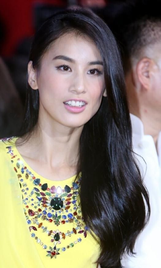 看上去|黄圣依人到中年没老感，穿甜美系的连衣裙，气场依旧很“贵妇”