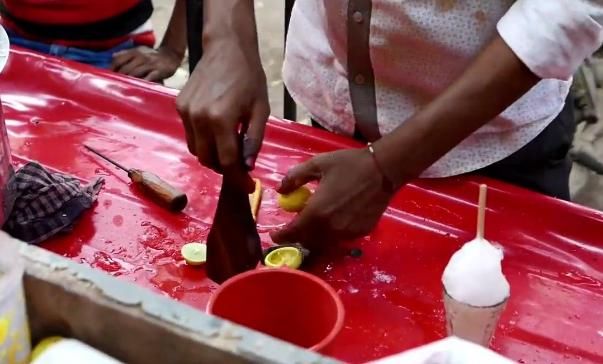  色素|印度人制作冰棍，恒河水加色素，就行了！网友：看得我肚子疼