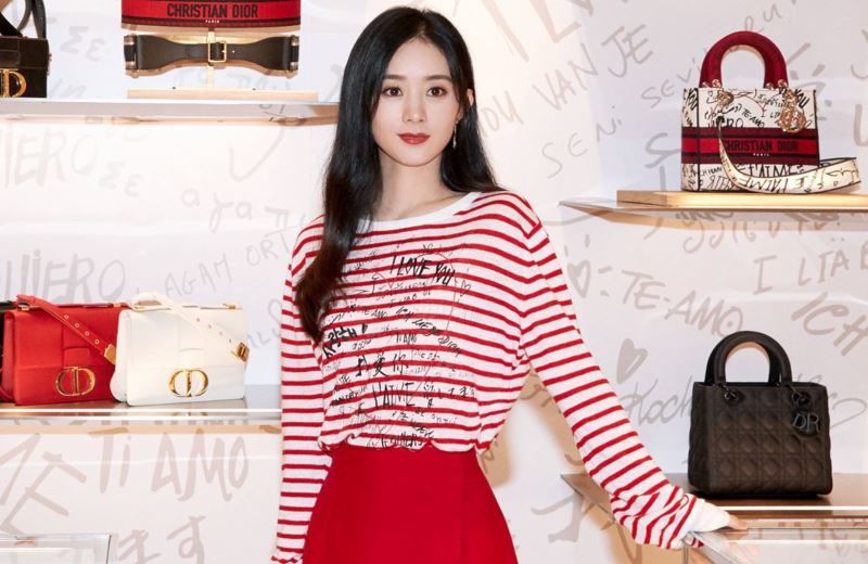  现身|赵丽颖扒拉菜被骂没素质，现身录节目情绪低落，这是招谁惹谁了