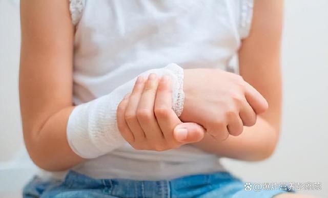 50岁女人出现了骨质疏松能治好吗(50岁以上的女性朋友们，有4种表现当心骨质疏松，避免发生骨折)