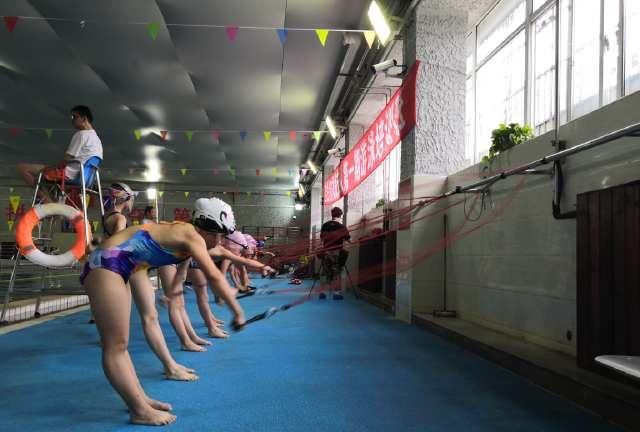 三大|盛夏来临游泳虽爽安全不马虎资深教练点出防溺水“三大招”