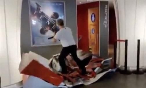  电影院|《花木兰》放弃上映！戏院老板怒砸刘亦菲海报发泄，网友：理解