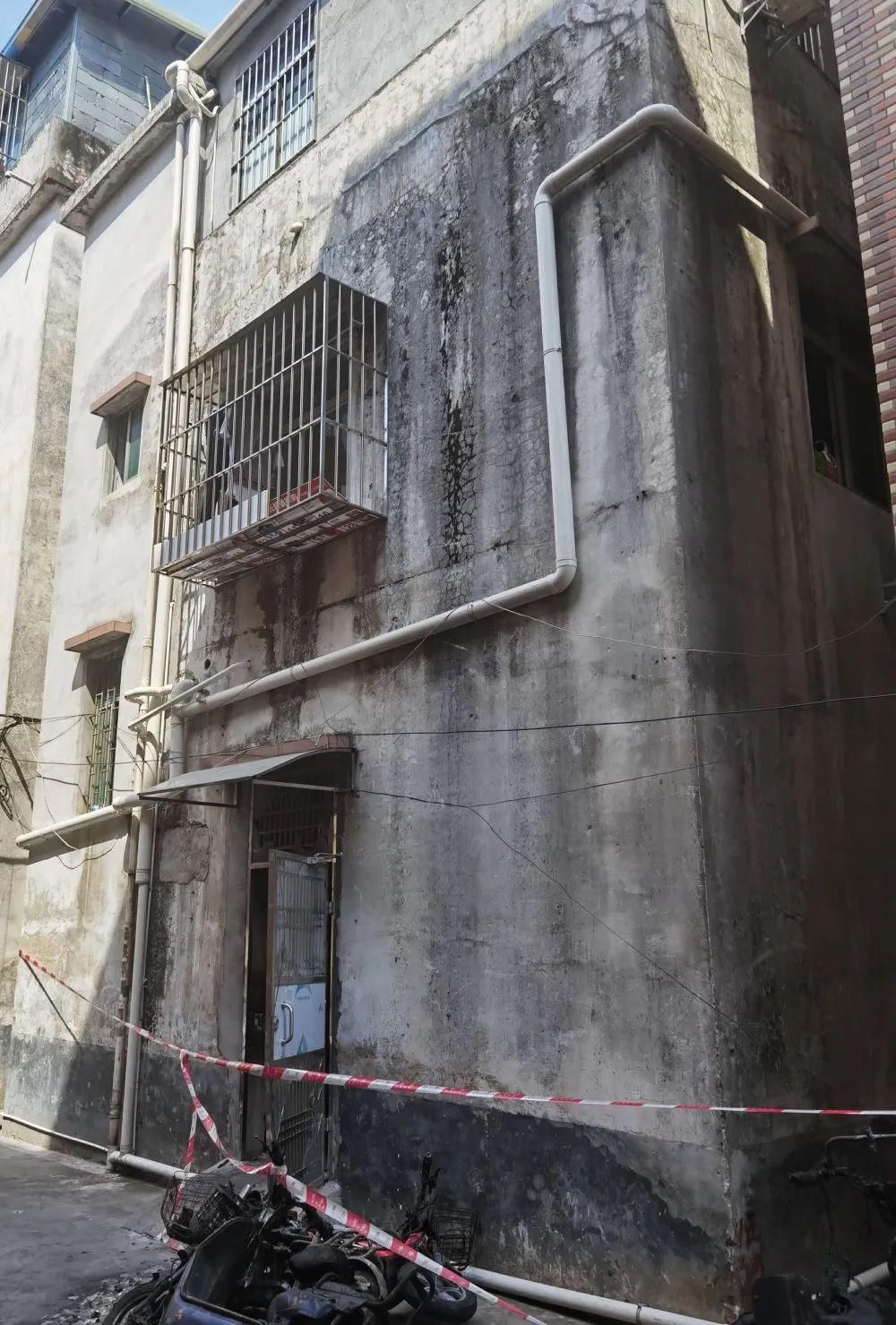  是因为|东莞一出租屋突发大火，11人被困！3人被拘留10日！又是因为这件事……