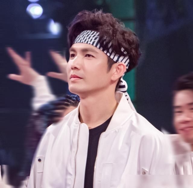 腹肌|《这街3》肖杰退赛?王一博全员晋级33强,张艺兴腹肌被滤镜磨平