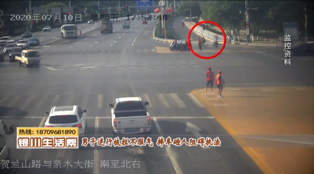  现场|现场 || 银川男子骑车逆行被交警拦下，不服气竟摔车砸人扬长而去！