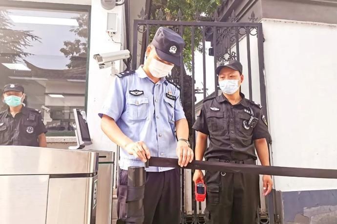 考点|党旗飘扬|夏彭军:匆匆背影,守护学子平安