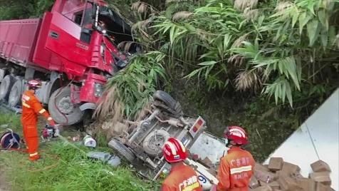  指挥|高速大货车翻侧压扁小货车 肇庆消防紧急救援