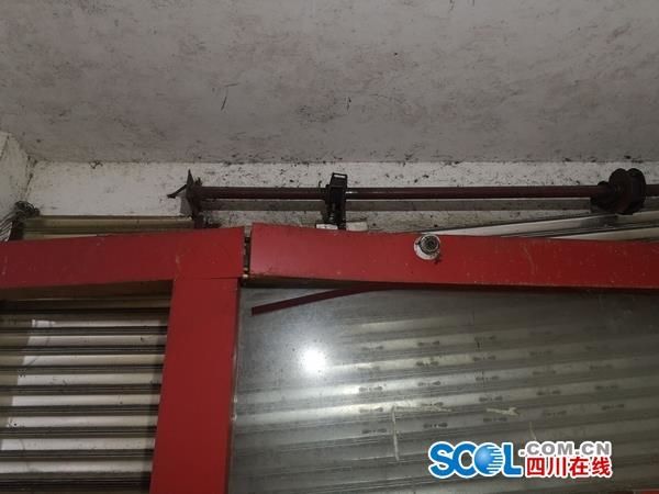  现场|探访爆炸现场附近副食店：卷帘门变形 商品大量跌落