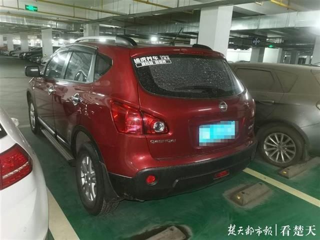  人砸碎|一夜之间，地下停车场内16辆小车被砸车窗