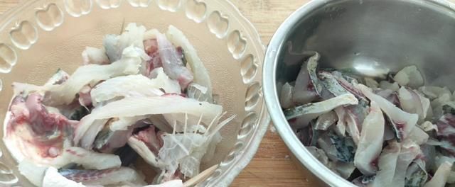  草鱼|草鱼去刺一根不留，用这个方法做出来的鱼汤，汤白如奶，没有腥味
