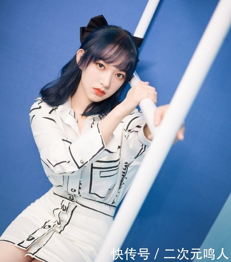 涂鸦|程潇好精致，穿1万9的涂鸦套装裙戴蝴蝶结发卡，比漫画女主还美