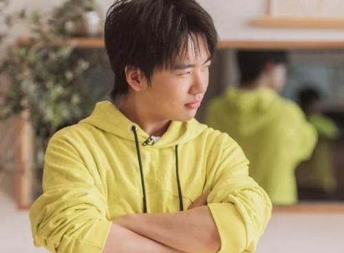  家务|郭麒麟加盟《做家务的男人》，常驻四档综艺节目，是新一代抢手王