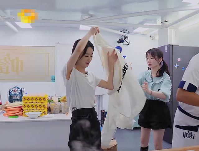  空调|“宝妈”赵丽颖对准空调口切菜，看清身后李浩菲举动，我路转粉了