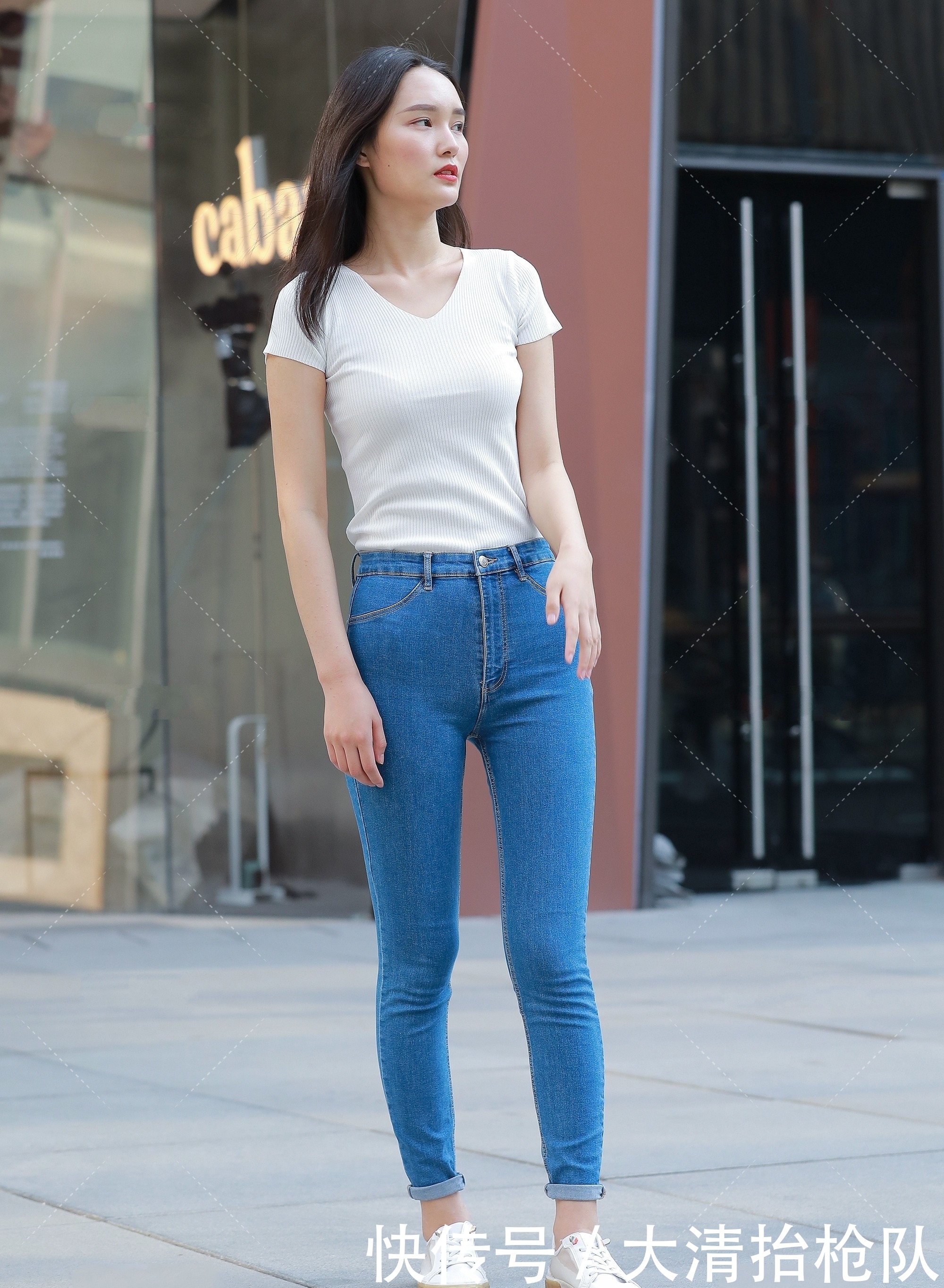 姑娘身上|白色V领针织衣搭配蓝色牛仔裤，简单大方，清新减龄