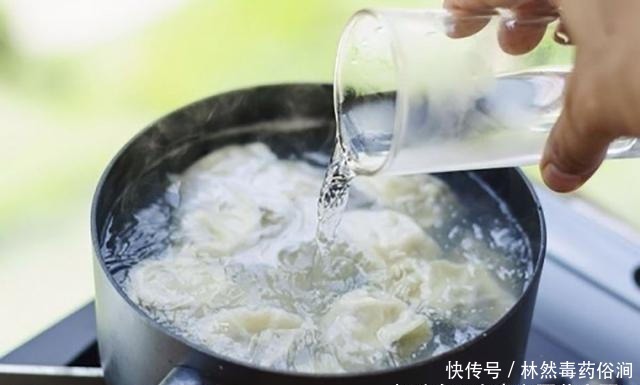  下锅|煮冻饺子时，最忌水开下锅，记住3点，鲜香不破皮和现包的一样
