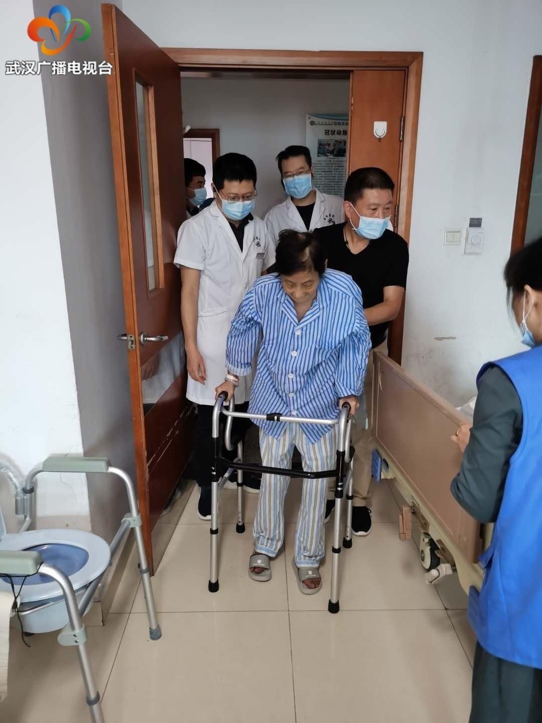手术|医护人员完成高风险手术 九旬太婆髋关节骨折后又站了起来