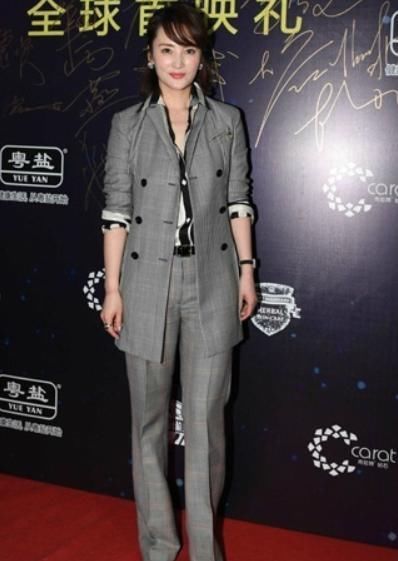 蒋勤勤|真是被蒋勤勤美到了，“马甲”就腰上有一块，配着缎面蕾丝更抢镜