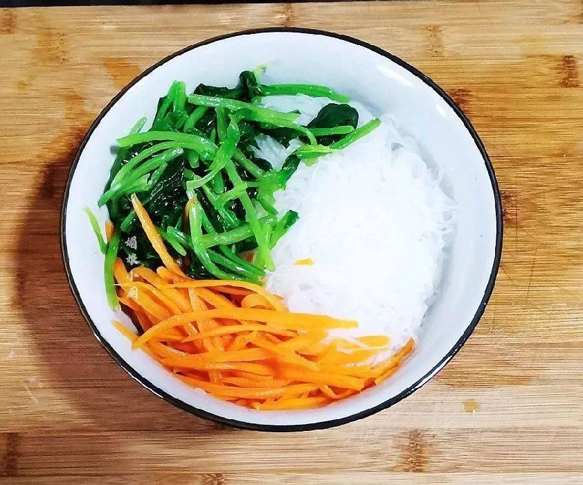 花椒|低脂的菠菜胡萝卜拌粉丝的做法，香辣开胃，口感Q弹！