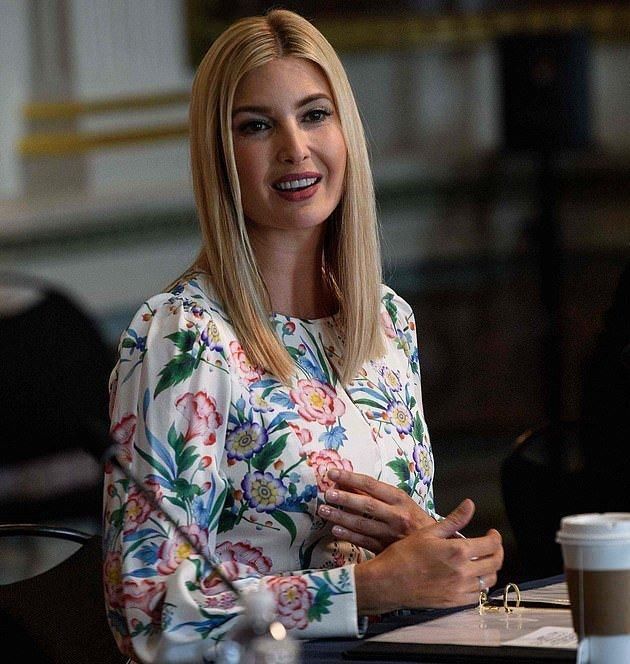  丰满|特朗普大女儿又发福了！穿碎花裙身材太丰满，配180高个虎背熊腰