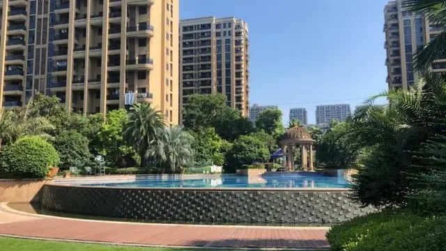  溺水|痛心！浙江5岁男孩在小区游泳池溺亡，母亲哭到不会说话！警方：孩子溺水时，无人发现