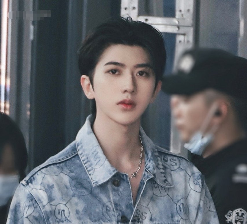  接下来|蔡徐坤录制《快本》，前来围观的粉丝们做出这个举动，暖到心里了