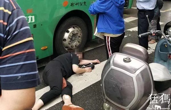  倒地|阴雨天“小电电”紧贴公交车轮倒地 头部与车轮仅差几毫米