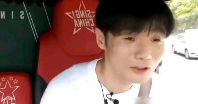  张艺兴|李荣浩现场连线张艺兴，因为你跳得这么帅，我的手机被打掉了