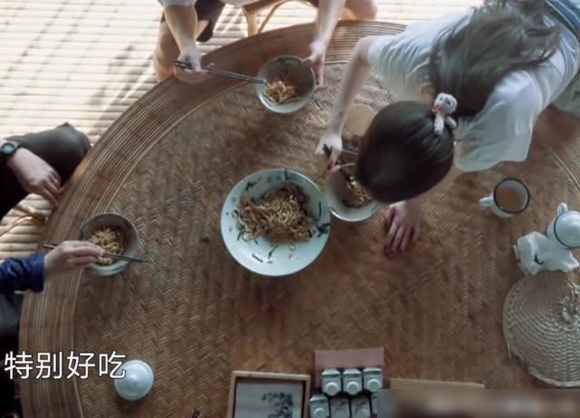  可惜|欧阳娜娜爱吃黄老师做的面条，看到她吃饭的样子，不当吃播可惜了