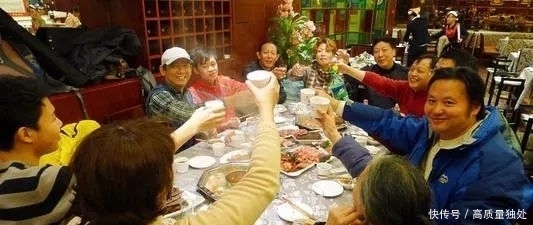 盘子里夹菜|传染病的教训:中餐必须改变不分餐的陋习!