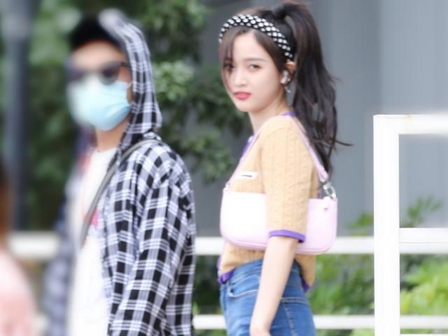  离不开|吴宣仪录综艺被抓拍，扎高马尾成元气少女，我的眼睛离不开她的腿