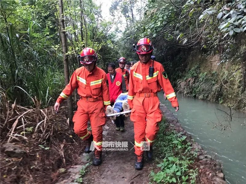 消防员|女游客独自进入景区游玩，结果不慎滑落山坡，桐庐消防徒步3公里救援