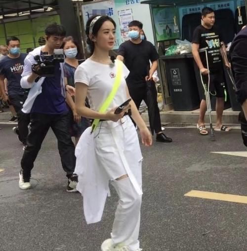  造型|赵丽颖《中餐厅》路透，穿t恤配牛仔裤清新少女，笑脸包撞款杨幂