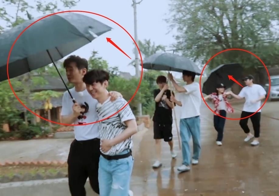 实则|黄晓明撑伞有技巧!看似不给何炅撑伞,实则暖心的让人想落泪