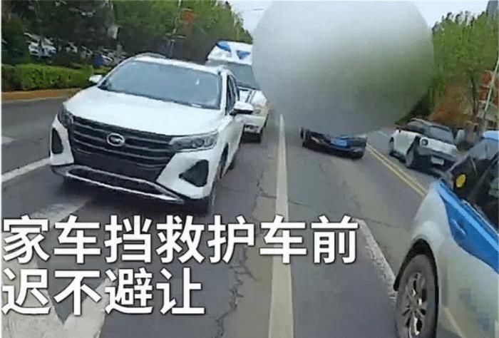  避让|传祺红绿灯前堵救护车，听到警笛不避让，交警判罚后车主喊冤