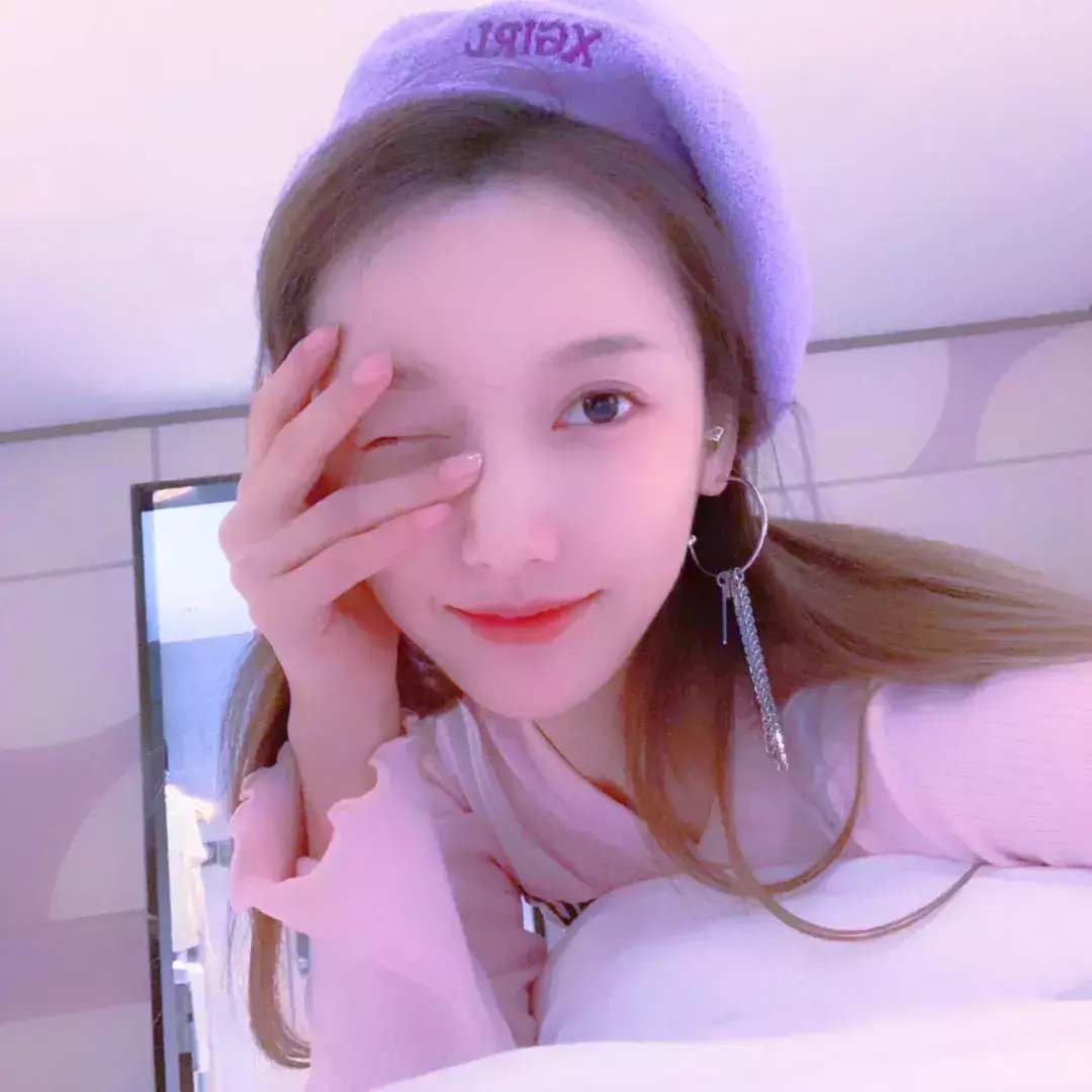  主动|姜贞羽恋爱了？与神秘男子共度一夜疑似同居，聚餐时男方主动亲吻