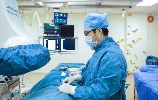  男孩|上海男孩病变血管“漏血”两年，武汉医生“发丝”导管“堵漏”