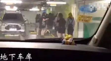 消防|时代少年团公布私生粉画面,不仅宿舍楼下围堵,还爬消防楼梯偷拍