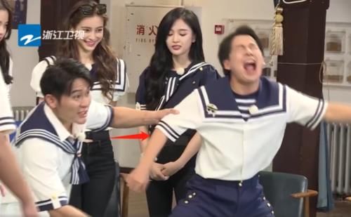 脱鞋|baby1米68,吴宣仪1米66,两人脱鞋同框后,这腿长差认真的?