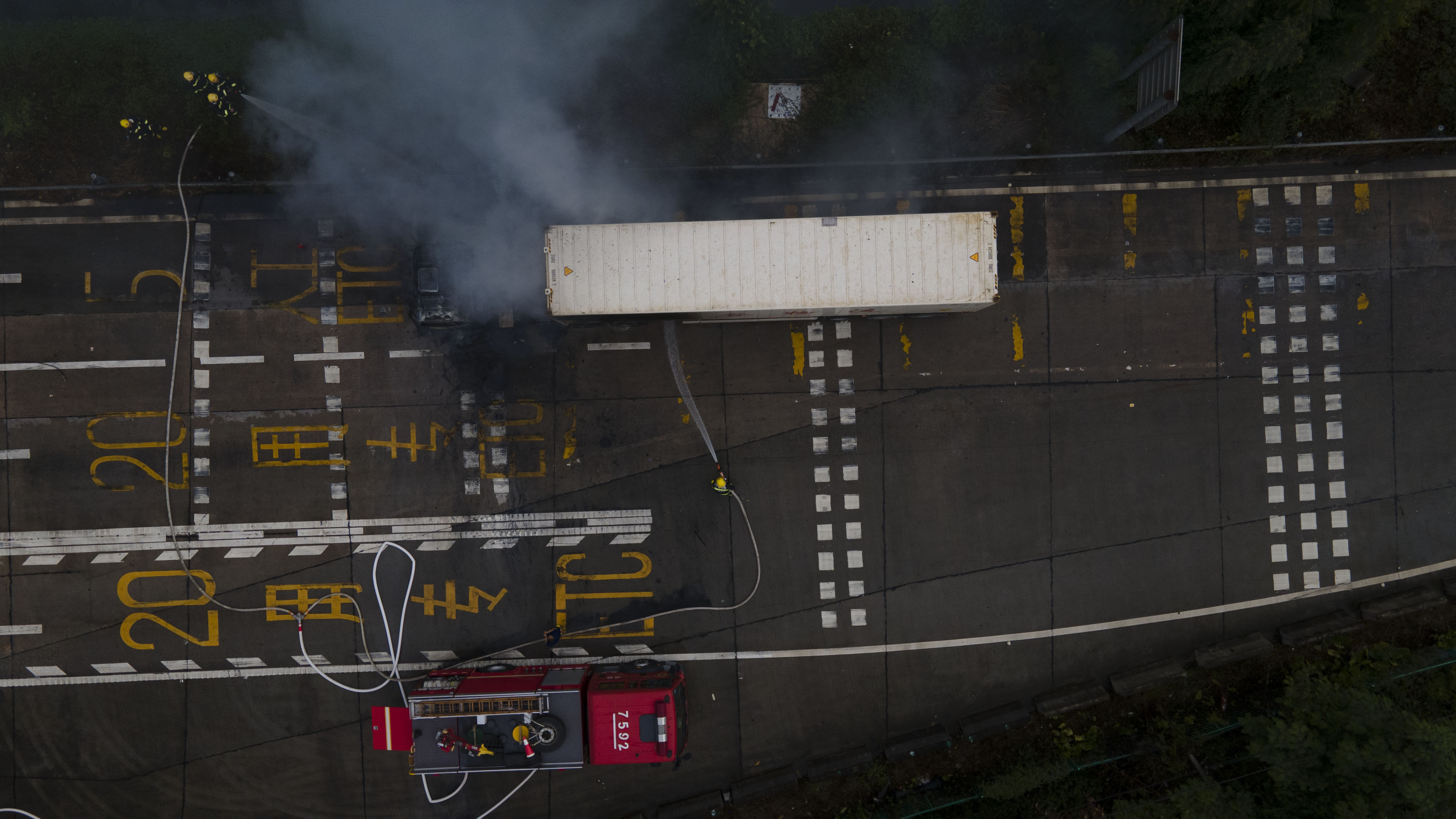 神山|突发|许广高速神山收费站一货车起火