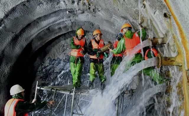 奇迹|历经十二年的艰苦，中国又创基建奇迹，全线贯通了大柱山隧道