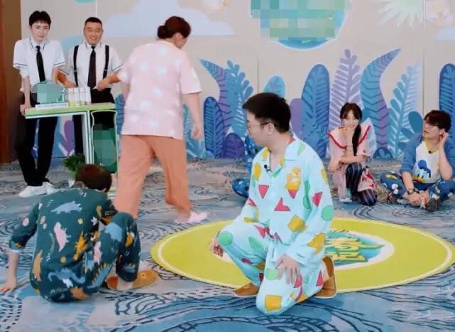  节目播出|郑爽录制综艺节目“开小差”，旁边嘉宾示意多次，不为所动场面尴尬！