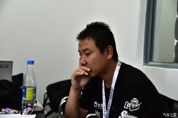 转向|601号赛车被撞，轮圈缺一块还能完赛。818号赛车突然无法转向