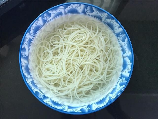  忌出|凉面想要好吃，最忌出锅就拌，多加一步，面不粘不坨，劲道又入味
