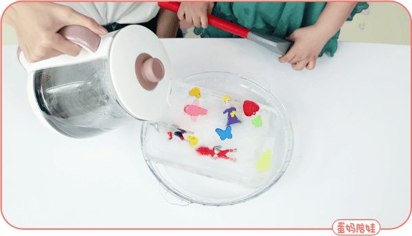 人人|人人家里都有的冰块,很适合做早教游戏,宝宝越玩越聪明