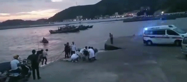 海边|海边拍婚纱照落水，新娘和化妆师遇难，新郎被救时紧紧抱着新娘