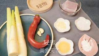  翻炒均匀|一道解烦热，调肠胃的美味菜肴，茭白炒肉。