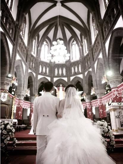 过河|新人结婚过河遇阻,挖掘机变鹊桥,网友:大姑娘坐挖掘机,头一回