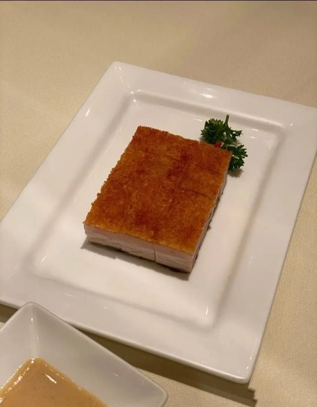 终生|这家粤菜老店为何如此低调红火?就这道冰烧三层肉就让你终生难忘